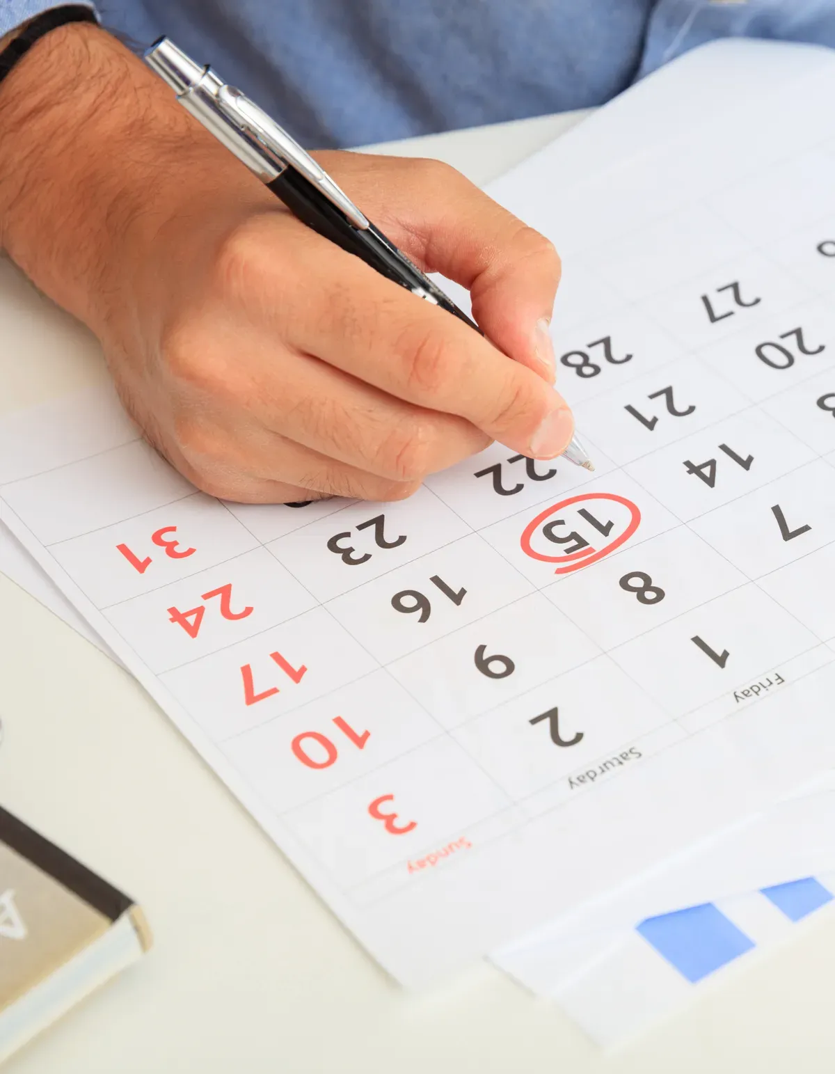 Mão marcando um dia no calendário, como na conta de quanto falta para a progressão de regime