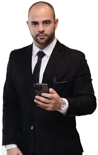 Renan Gaudereto Teixeira, advogado criminalista, com o celular na mão para atender pelo WhatsApp