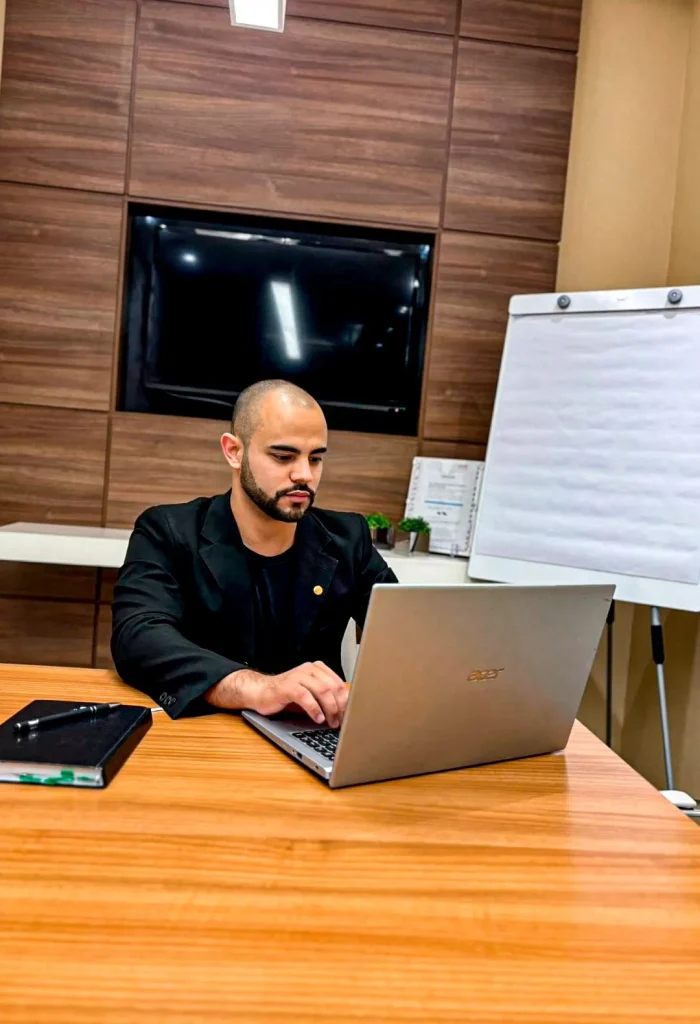 Advogado civil em especializado em soluções jurídicas personalizadas.